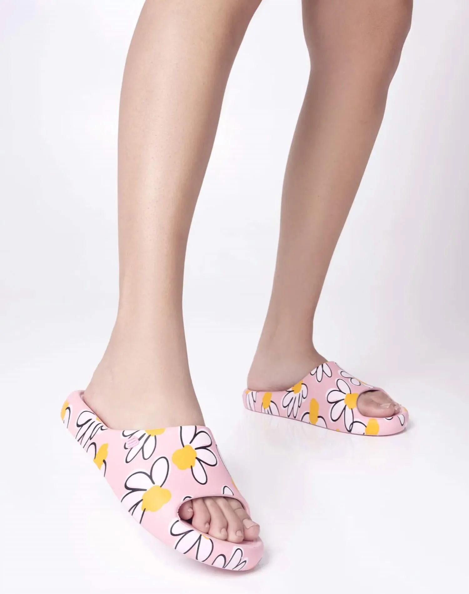 Women's Free Print Slippers In Pink/white